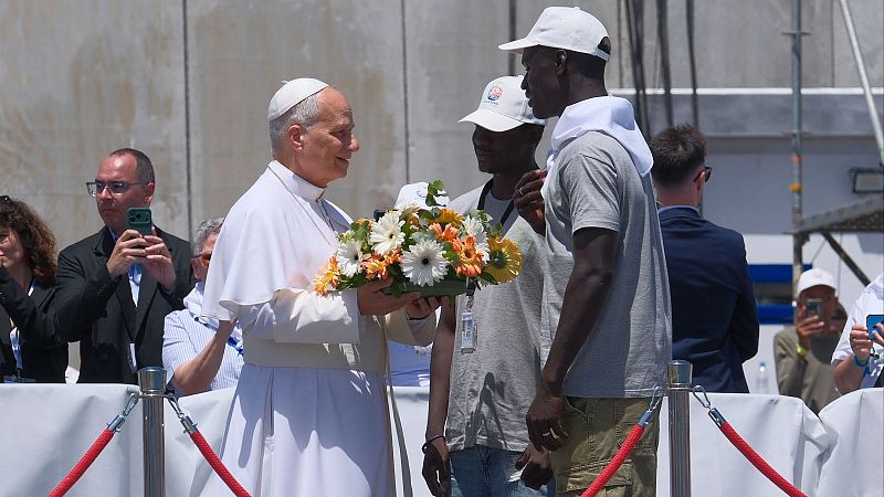 El papa pone el foco en los migrantes en su visita al puerto de Arguineguín | Ver