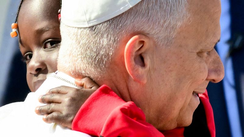 El papa sostiene a un niño en brazos en el centro de migrantes - RTVE Noticias Vídeo | Ver