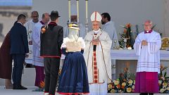 El papa alude a Canarias como "centro de rutas migratorias" y "lugar de acogida" en su homilía