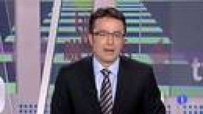 Telediario 1 - Pedro Almodóvar aparece por sorpresa en el preestreno de 'Los amantes pasajeros'