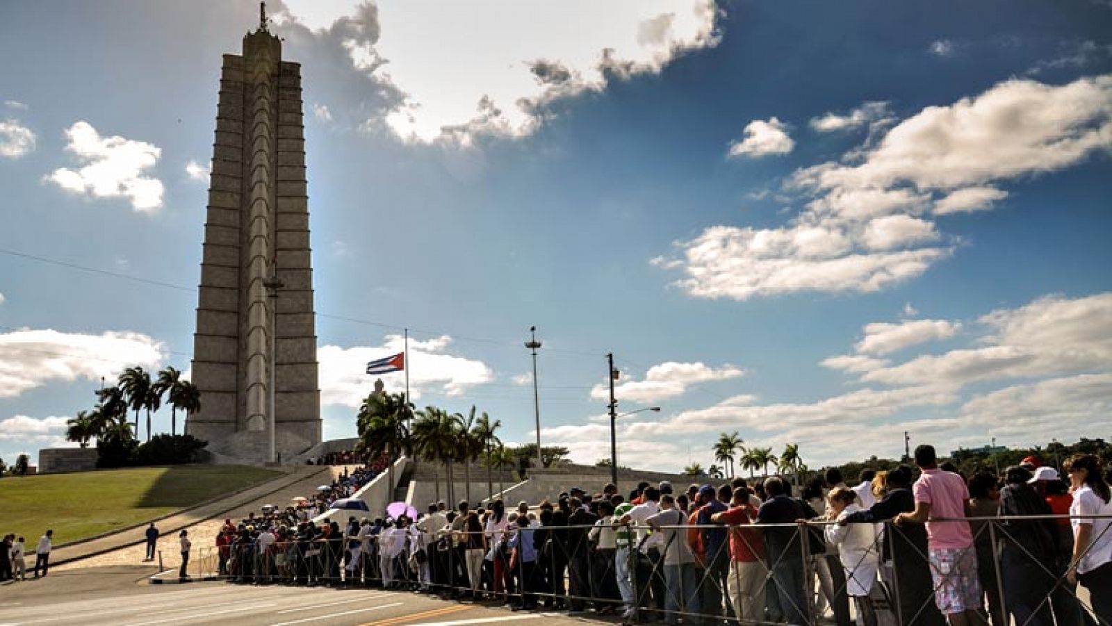 Una multitud de cubanos despide a Chávez con honores de dirigente nacional