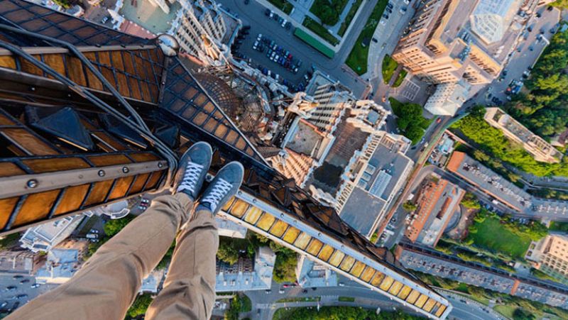 Los "roofers" escalan las torres más altas de Moscú sin protección 