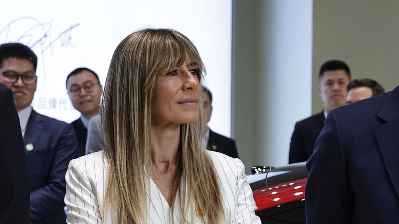 Begoña Gómez entrega al juez su pasaporte en los juzgados - Canal 24h | Ver vídeo.