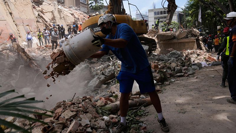 Militares de la UME se desplazan a Venezuela por el terremoto - Telediario 2 | Ver vídeo