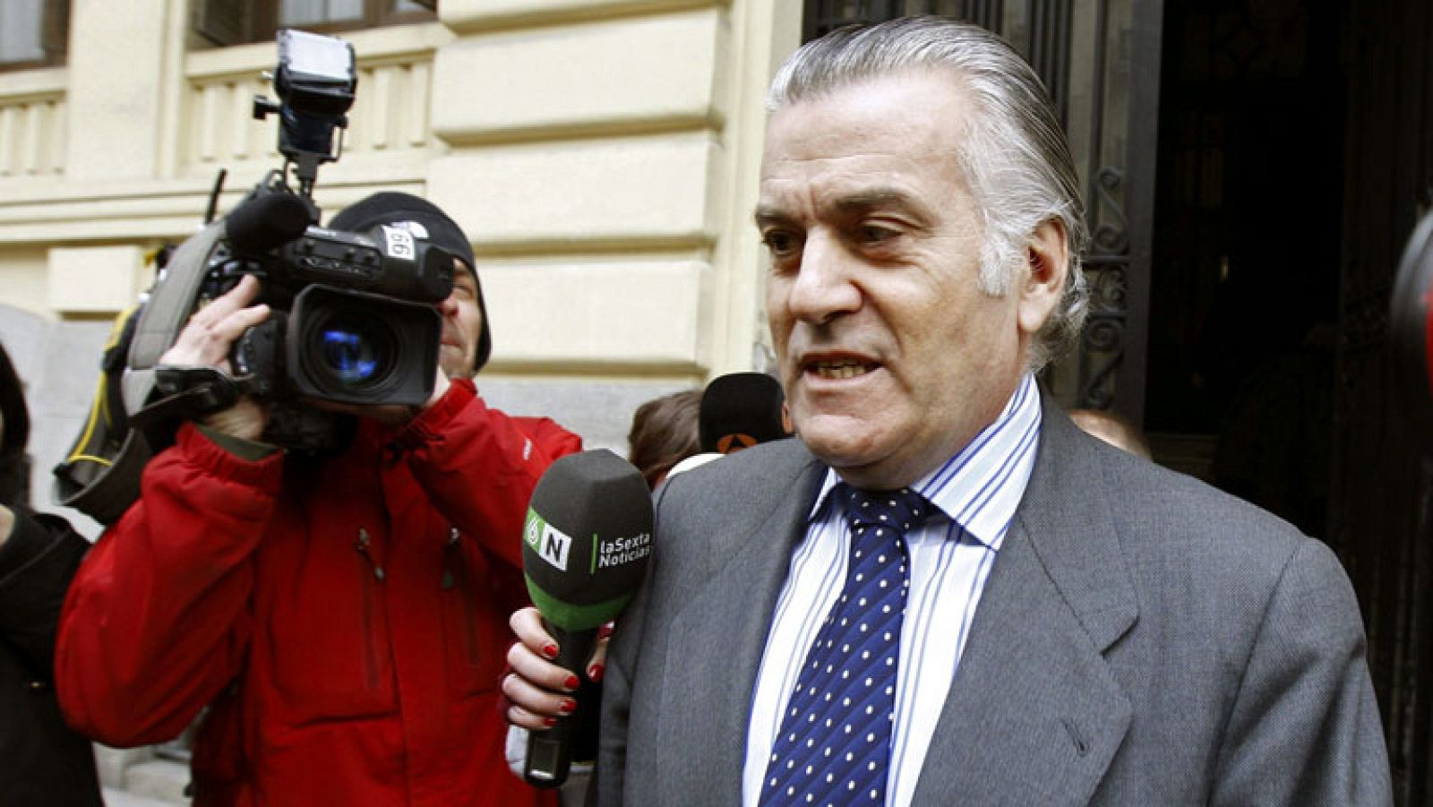 Iván Yáñez, el testaferro del extesorero del PP Luis Bárcenas, ha admitido en su declaración como imputado ante el instructor del caso Gürtel, el juez de la Audiencia Nacional Pablo Ruz, que también se ha acogido a la amnistía fiscal impulsada por el Gobierno de Mariano Rajoy y ha revelado que fue el propio exsenador por Cantabria el que le pagó esta regularización.Yáñez, en la declaración de casi cuatro horas que ha prestado esta mañana en la Audiencia Nacional, señaló que Bárcenas le pagó cerca de 1,3 millones de euros en concepto de comisiones por sus gestiones como apoderado de sus cuentas en Suiza, según explicaron fuentes jurídicas presentes en la comparecencia.