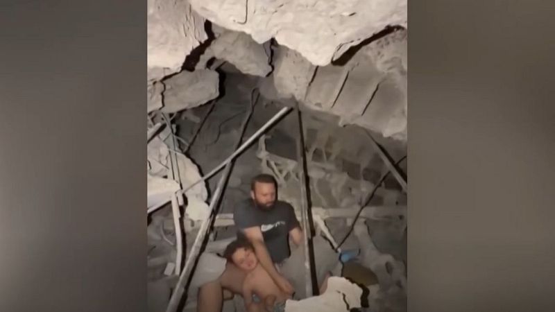 Rescatan a una familia tras pasar 26 horas bajo los escombros | Ver