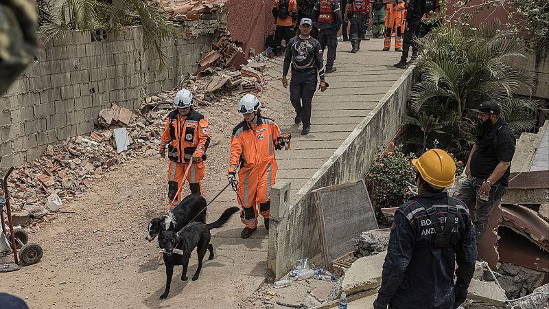 La falta de recursos dificulta las labores de rescate en Venezuela - Informativo 24h | Ver