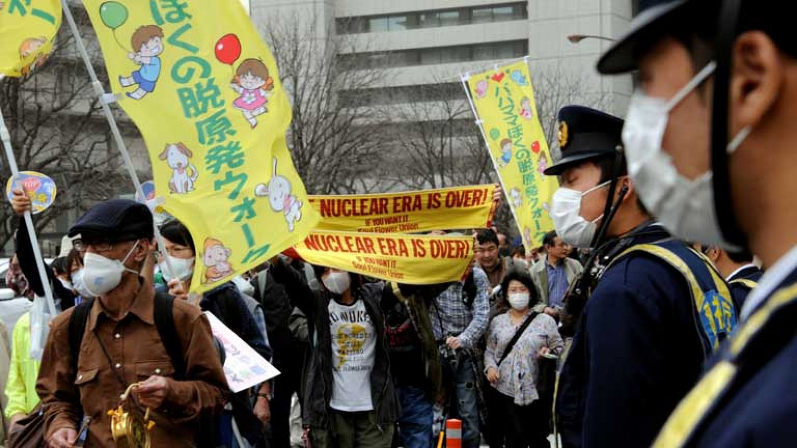  En Japón, cientos de personas han salido a las calles de Tokio, para pedir el cierre de las centrales nucleares, cuando se cumple el segundo aniversario de la tragedia de Fukushima. Ahora, el gobierno japonés ha ordenado crear una comisión para acelerar el desmantelamiento de los seis reactores de Fukushima 1, un trabajo lento e inseguro, hasta que los niveles de radiación no disminuyan. De hecho, sigue habiendo una zona de exclusión de 30 kilómetros en torno a la central.