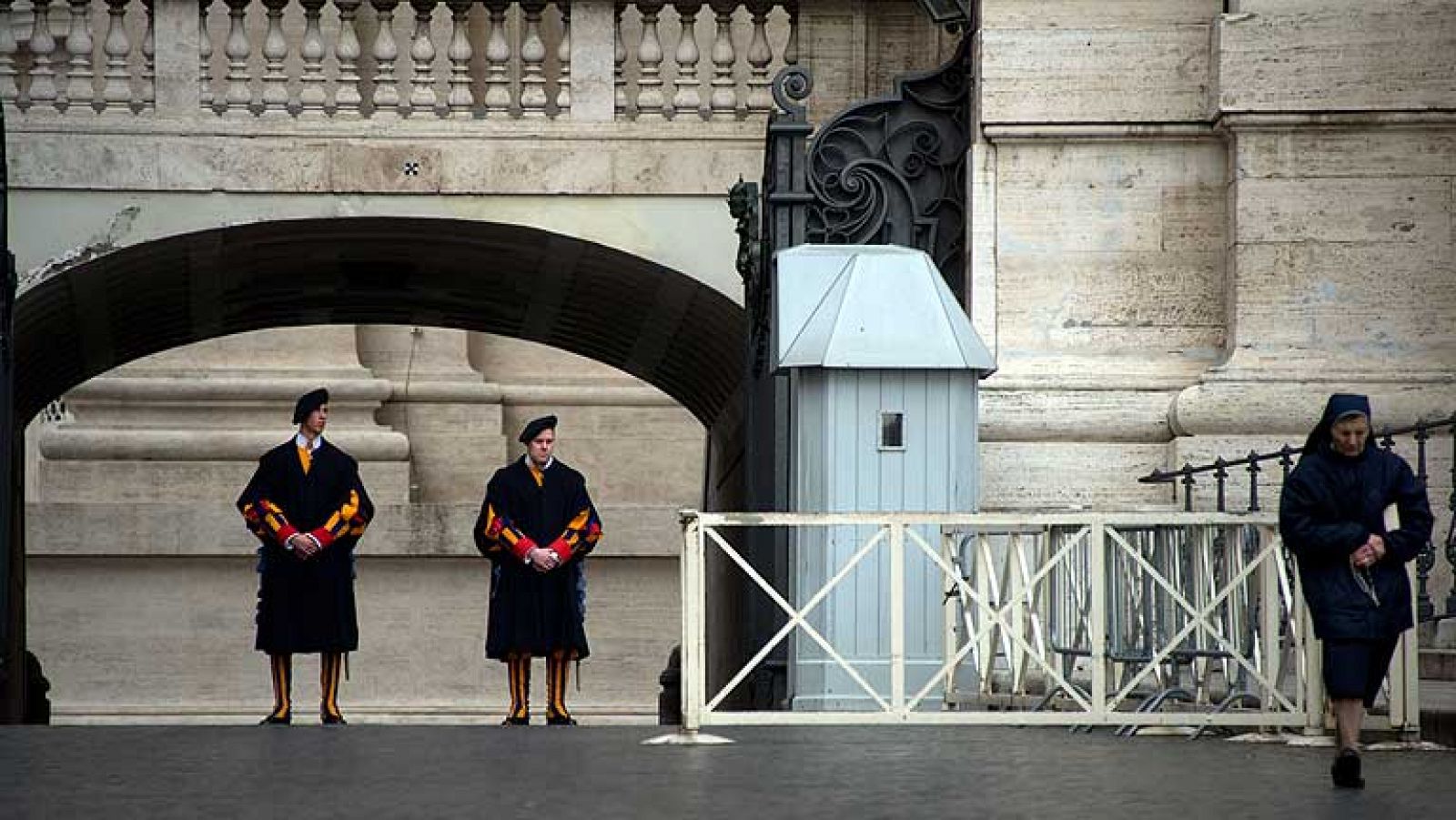 Telediario 1: Máxima seguridad en el Vaticano antes del cónclave que elegirá al nuevo papa | RTVE Play