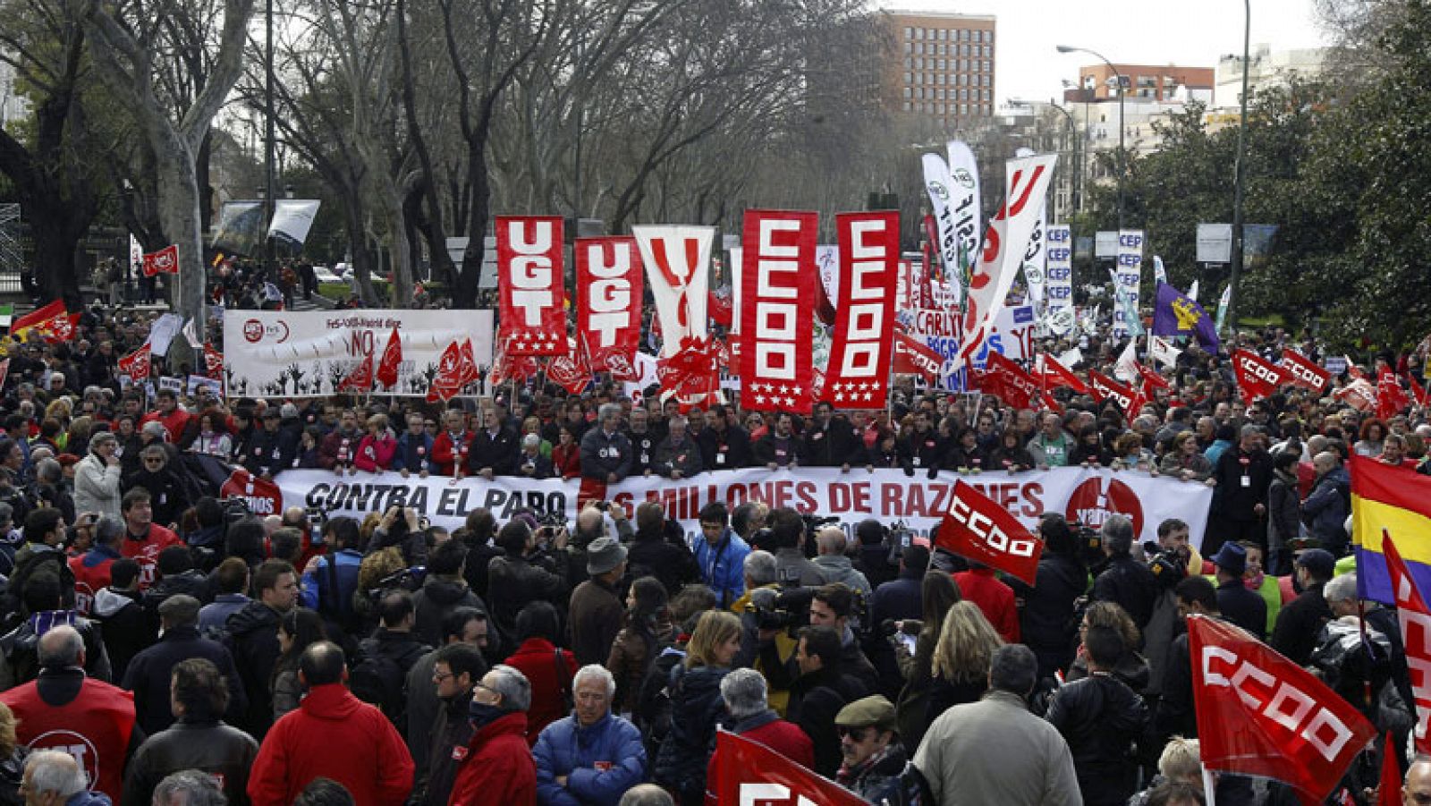  Miles de personas se han manifestado hoy en 64 ciudades españolas contra el paro y por la regeneración democrática, convocadas por la Cumbre Social. En Madrid, la marcha ha estado encabezada por los líderes sindicales, que han insistido en su rechazo a las políticas de austeridad.