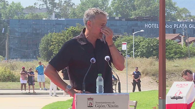 Luis Enrique, emocionado al recibir un homenaje en Gijón - Fútbol | Ver