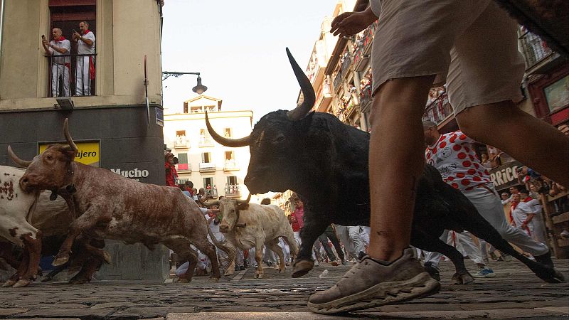 San Fermín 2026: Primer encierro | Vídeo a cámara lenta | Ver