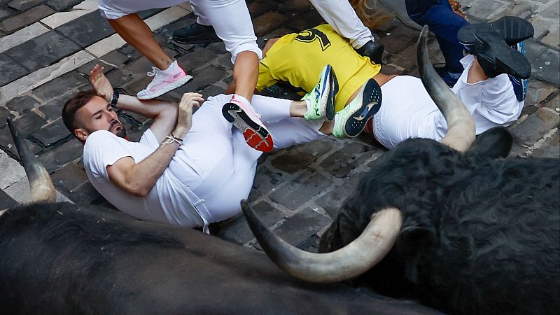 San Fermín 2026: Tercer encierro | Vídeo a cámara lenta | Ver