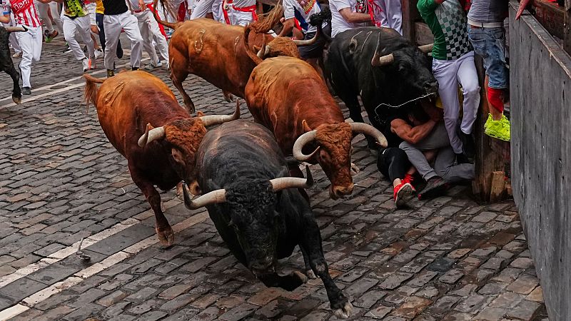 San Fermín 2026: Cuarto encierro | Vídeo a cámara lenta | Ver