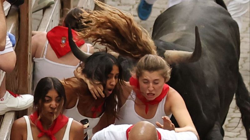 San Fermín 2026: Séptimo encierro | Vídeo a cámara lenta | Ver