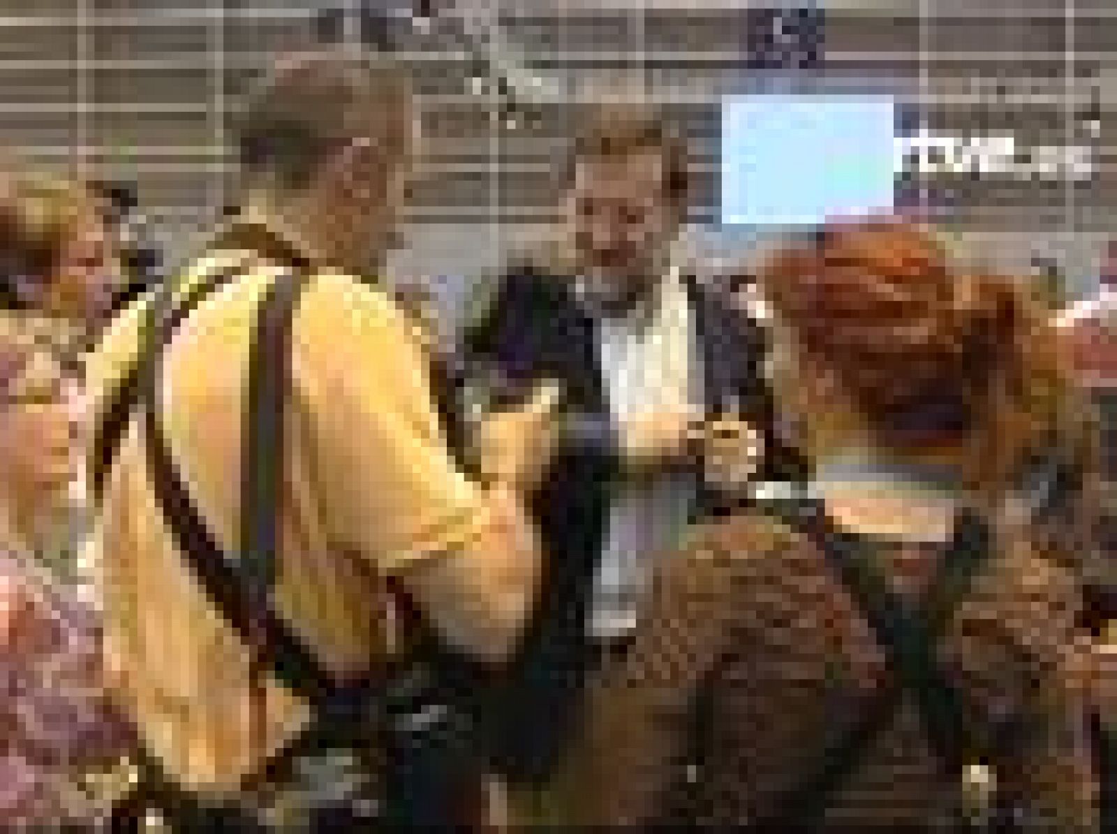 El presidente del PP, Mariano Rajoy, ha cogido una cámara y se ha puesto a hacer fotos en la visita