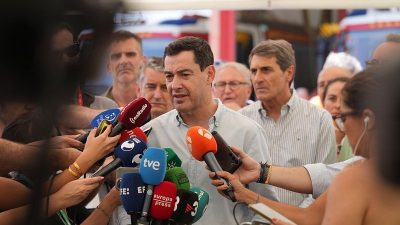 El presidente de la Junta de Andalucía, Juanma Moreno, ha hecho balance del incendio que afecta la provincia de Almería en una entrevista en Televisión Española y en la que ha puesto el foco en las personas que restan desaparecidas: "Nos preocupan 23 personas no localizadas".