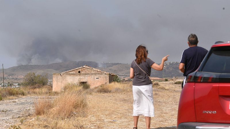 Cientos de vecinos de Los Gallardos abandonan sus hogares con miedo e incertidumbre tras el incendio