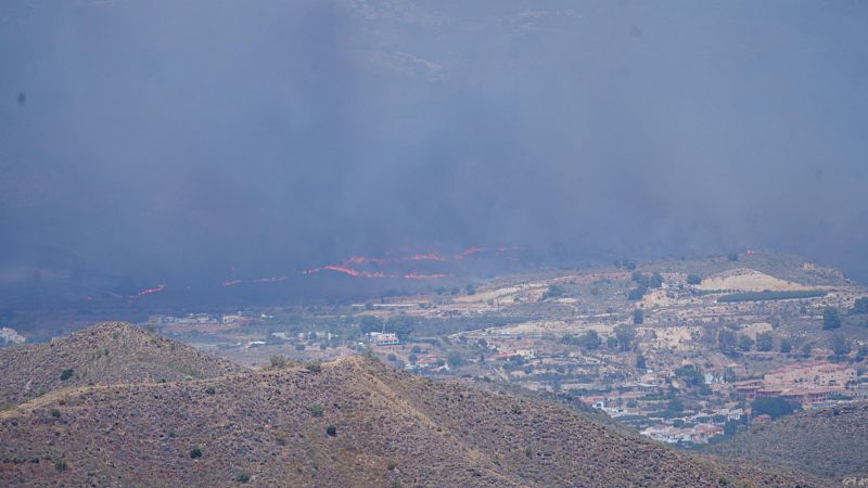 El profesor de ingeniería forestal de la Universidad de Vigo, Juan Picos, pide a las administraciones públicas explicar a la ciudadanía cómo debe reaccionar en el caso de un incencido. "Hay que preparar a la población, la gente tiene que saber qué hacer", ha asegurado en una entrevista en el Canal 24 horas.