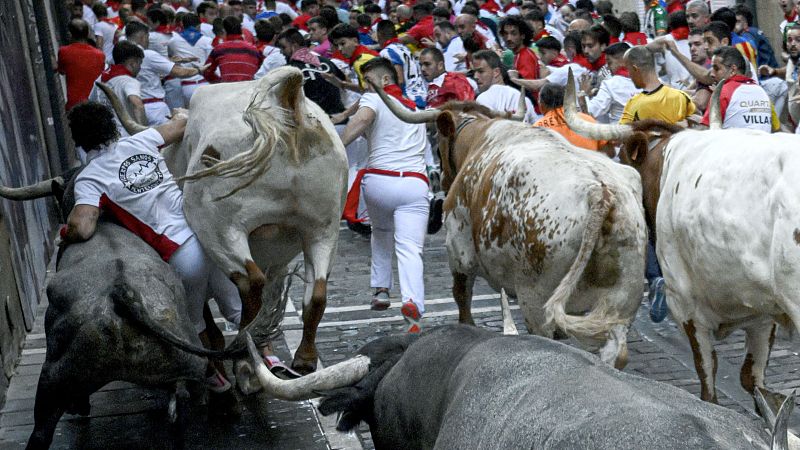 San Fermín 2026: Quinto encierro | Vídeo a cámara lenta | Ver