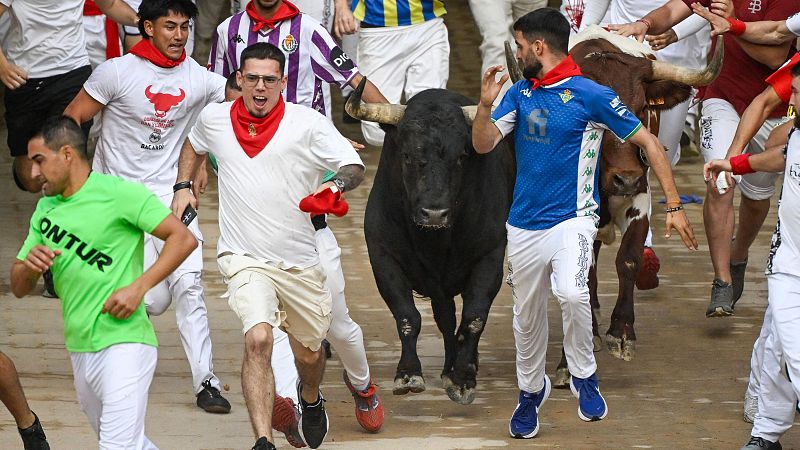 San Fermín 2026: Sexto encierro | Vídeo a cámara lenta | Ver