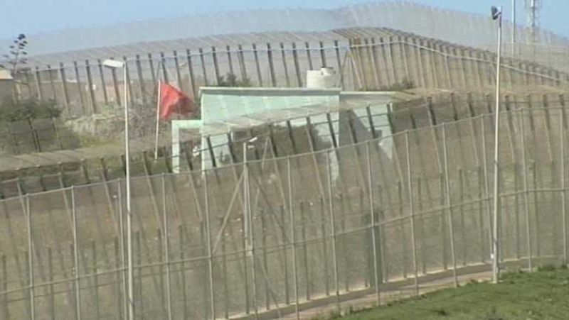 Dos guardias civiles y diez inmigrantes heridos en la frontera de Melilla 