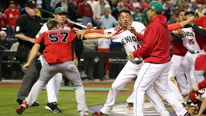 A golpes en el Canadá - México de béisbol 