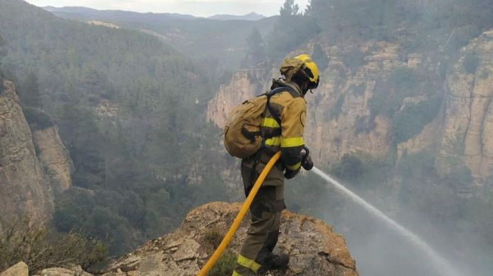Evacúan Asín, Orés y Luesia (Zaragoza) por un incendio forestal - Telediario 2 | Ver vídeo