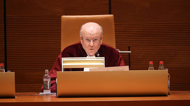 Lenaerts, en este vídeo, ha constatado que "el propósito de la ley de amnistía es reducir las tensiones institucionales y políticas, así como un escenario de reconciliacion". "Con este fin, la ley de amnistia exige que los órganos jurisdiccionales adopten una decisión de extinción de responsabilidad en un plazo máximo de dos meses", ha dicho.