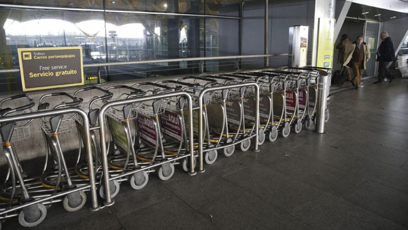 Aena cobrará un euro por usar los carros para equipajes en Barajas y otros seis aeropuertos