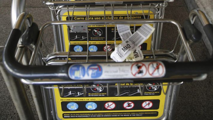 Telediario 1 - Aena cobrará un euro por usar los carros para equipajes en Barajas y otros seis aeropuertos