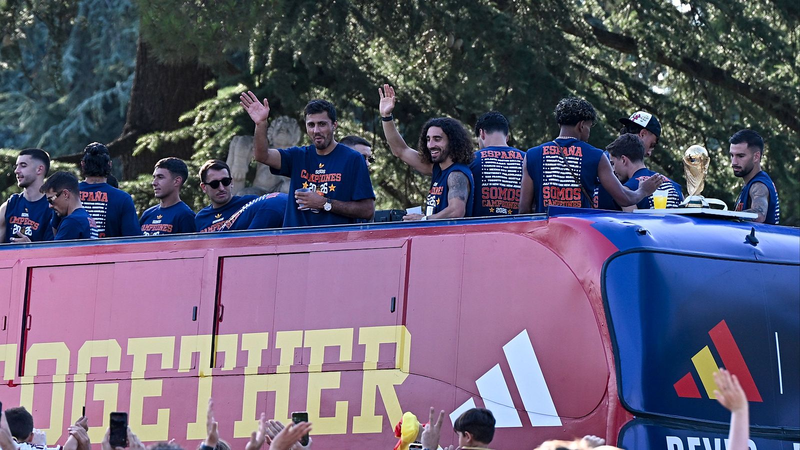 El autobús de La Roja inicia su rúa por Madrid - RTVE Noticias Vídeo | Ver