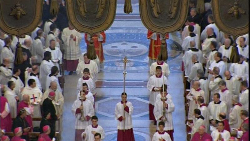 Aplausos para Benedicto XVI en la misa Pro Eligendo Pontifice