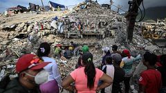 Voluntarios y familiares siguen buscando víctimas del terremoto en Venezuela