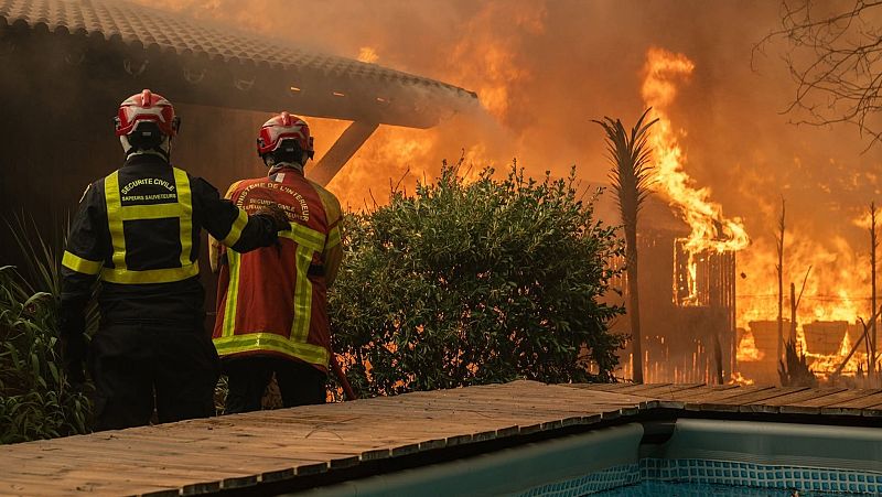 Los bomberos intentan sofocar las llamas provocadas por el megaincendio de Burdeos en una vivienda.