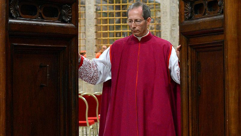 El cardenal maestro de ceremonias pronuncia el 'Extra omnes' que da inicio al cónclave
