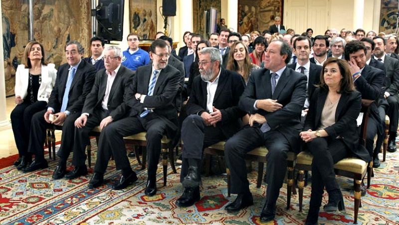 Gobierno, patronal y sindicatos escenifican una imagen de unidad ante el paro juvenil