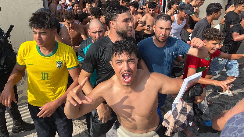 Centenares de jóvenes marroquíes llegan a nado a Ceuta