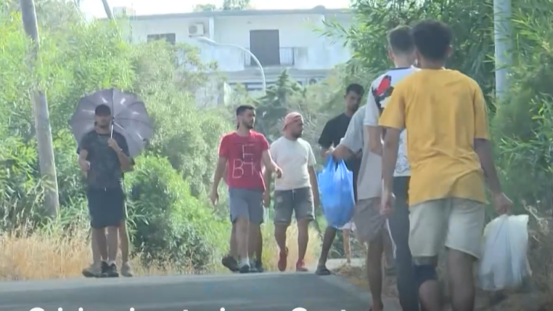 Cientos de migrantes se alejan de las zonas más vigiladas y se refugian en colinas para pasar la noche