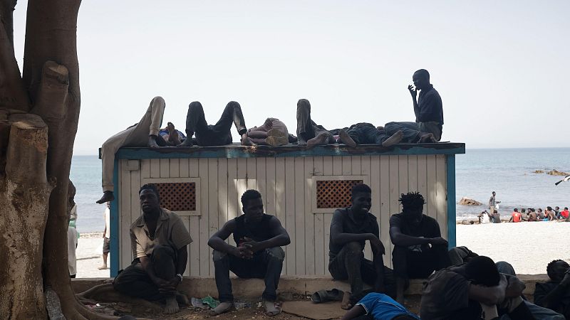 Migrantes que lograron entrar a nado a Ceuta en los últimos días están regresando por su propia voluntad al lado marroquí