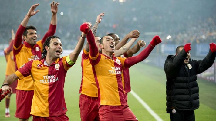 El Galatasaray se clasifica sobre la campana