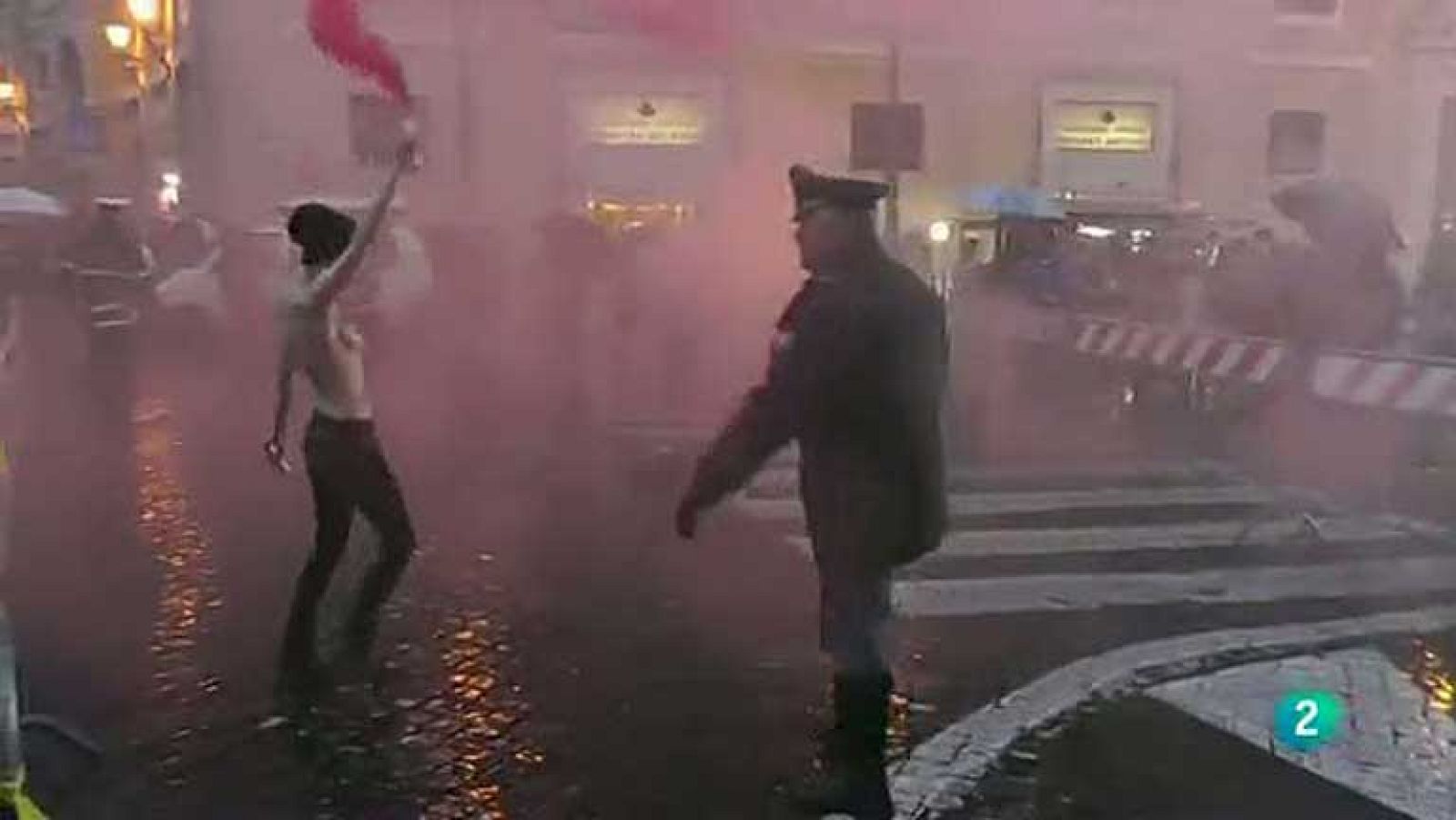 Fumata rosa de las feministas ucranianas ante el Vaticano