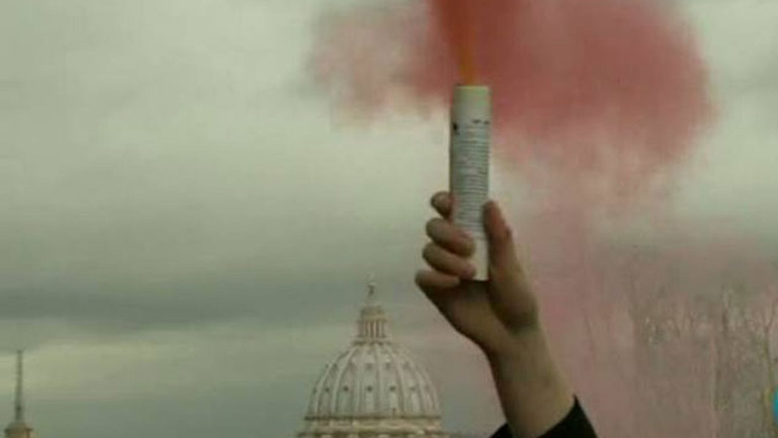 Fumata rosa por el reconocimiento del derecho a la ordenación sacerdotal de las mujeres