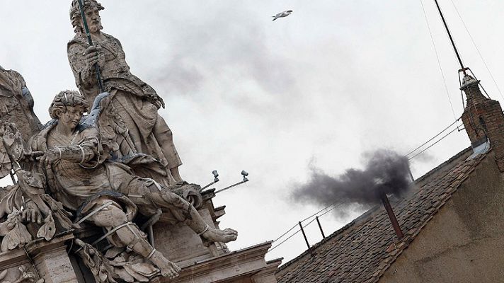 Fumata negra aún sin papa