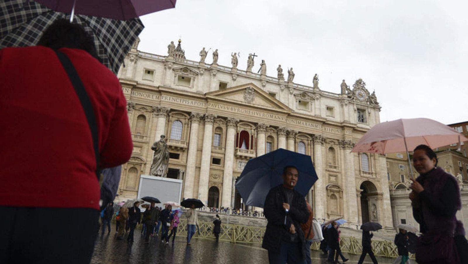 Muchas personas siguen de cerca la elección del nuevo papa