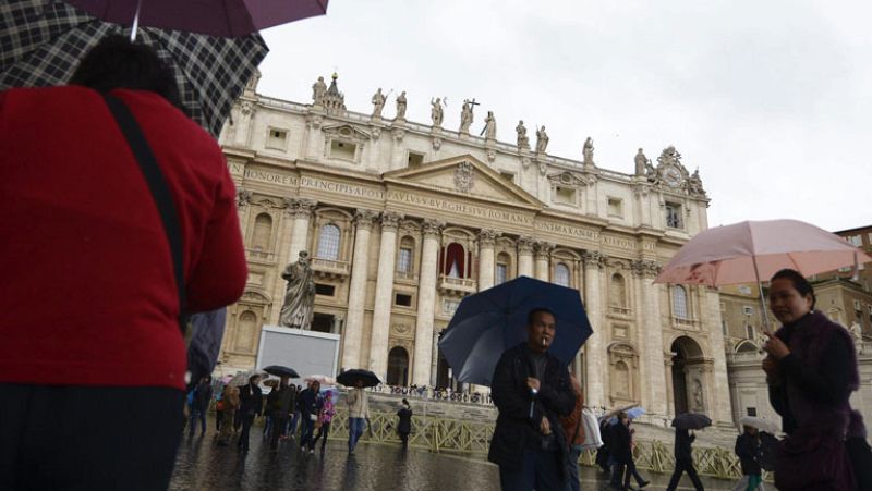 Muchas personas siguen de cerca la elección del nuevo papa 