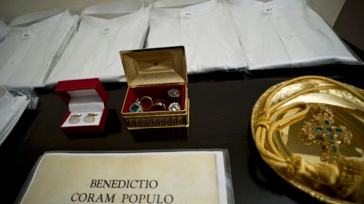 Telediario 1 - Todos los símbolos de la institución pontificia, como la tiara o las vestiduras, tienen su significado