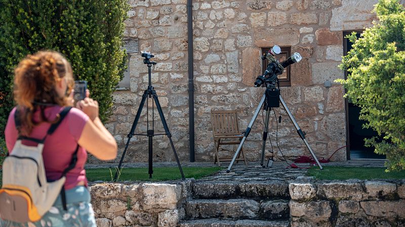 Telescopios instalados en Villalibado, Burgos, durante los preparativos para el eclipse total