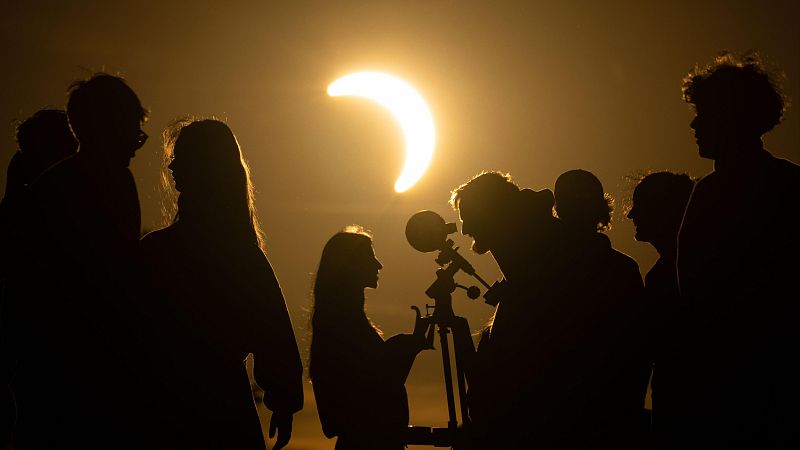 Varias personas observan el eclipse desde el monte Great Feldberg, al noroeste de Frankfurt, Alemania