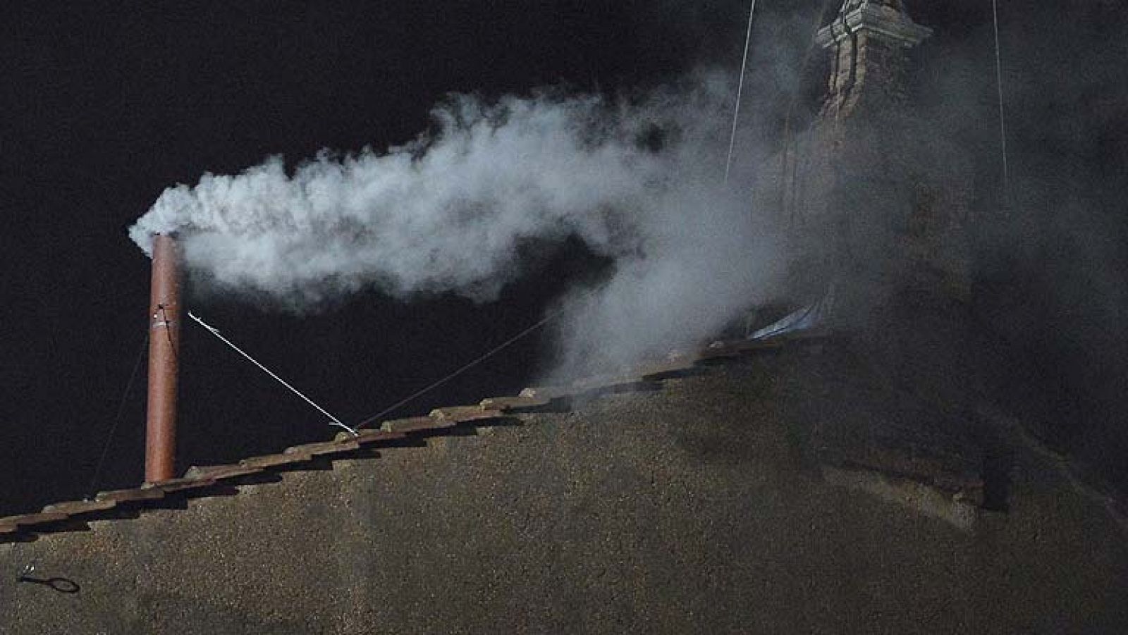 Fumata blanca: el cónclave elige al sucesor de Benedicto XVI | Ver